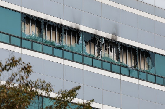 9月26日午後、バッテリー交換作業中に火災が発生した大田市儒城区（テジョンシ・ユソング）国家情報資源管理院の窓ガラスが割れている。［写真 ニュース1］