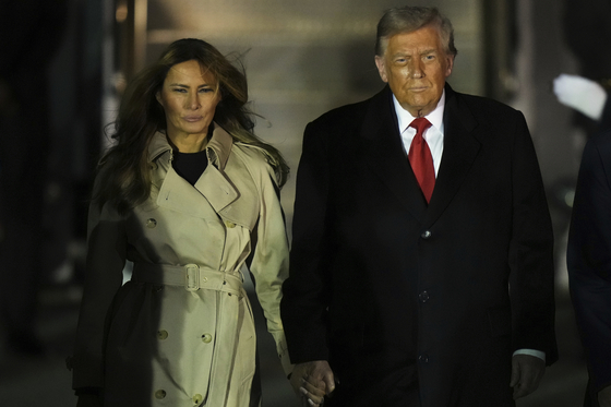 ドナルド・トランプ米大統領とメラニア夫人。AP＝聯合ニュース