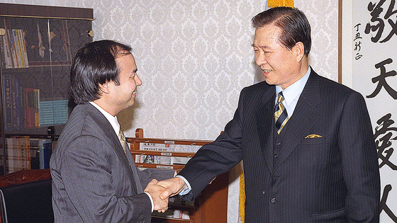 1998年2月、大統領に当選した金大中氏（右）がソフトバンクの孫正義会長と会った。［中央フォト］