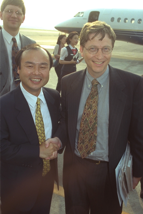 1998年6月、金大中大統領は孫正義氏とビル・ゲイツ氏に会って超高速通信網構築を決めた。 [中央フォト]