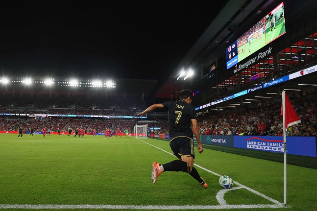 ロサンゼルスFCのFW孫興慜（ソン・フンミン）が28日（日本時間）、セントルイスシティSC戦でコーナーキックを蹴っている。先月イングランドプレミアリーグを離れて米メジャーリーグサッカー（MLS）に移った孫興慜は8試合で8得点3アシストをマークした。 ［AFP＝聯合ニュース］