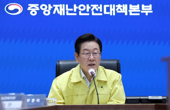 韓国の李在明（イ・ジェミョン）大統領が9月28日、政府ソウル庁舎の中央災難安全対策本部状況室で国家情報資源管理院行政情報システム火災関連会議を主宰している。［写真　大統領室写真記者団］