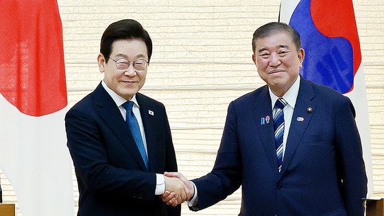 李在明大統領と石破茂首相が先月23日に東京で開かれた韓日首脳共同メディア発表を終え握手している。［写真 聯合ニュース］