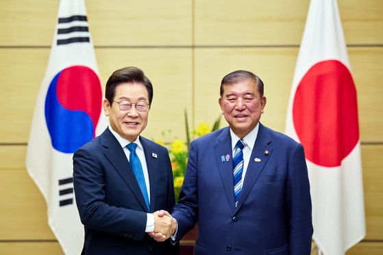 先月23日、東京の首相官邸で首脳会談の前に握手する李在明大統領と石破茂首相 キム・ヒョンドン記者