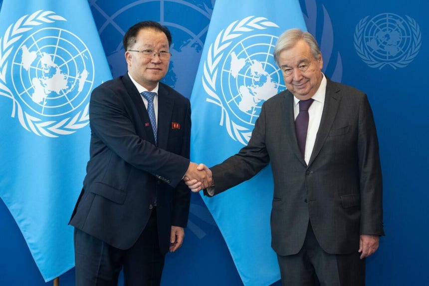国連総会出席のため米ニューヨークを訪問中の北朝鮮の金善慶（キム・ソンギョン）外務次官が29日（現地時間）、米ニューヨーク国連本部でグテーレス国連事務総長と会談し、記念撮影した。 ［写真 国連］