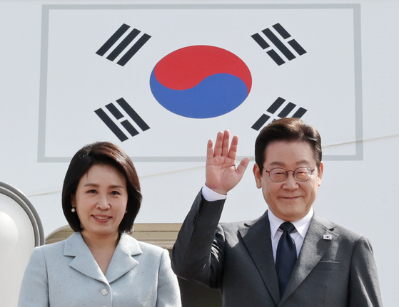 22日、国連総会出席のため出国する李在明（イ・ジェミョン）大統領と金恵景（キム・ヘギョン）夫人が城南（ソンナム）ソウル空港で空軍1号機に搭乗し、あいさつしている。 ［聯合ニュース］