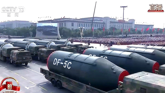 中国の核搭載ミサイルDF－5C。［写真 中国中央テレビ キャプチャー］
