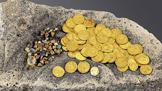 イスラエルのガリラヤ湖の近く発見された1400年前の金貨と貴金属。［写真 タイムズ・オブ・イスラエル］
