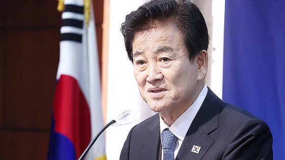統一部の鄭東泳長官が24日にソウル市内のホテルで開かれたセミナーであいさつをしている。［写真 ニュース1］