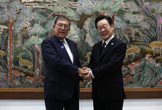 韓国の李在明（イ・ジェミョン）大統領と石破茂首相は9月30日、釜山市海雲台区（プサンシ・ヘウンデグ）のヌリマルAPECハウスで開かれた韓日首脳会談に先立ち握手を交わした。［写真 大統領室写真記者団］