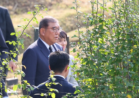 韓日首脳会談のために訪韓した石破茂首相が9月30日、釜山金井区（プサン・クムジョング）の永楽（ヨンラク）公園にある義人・李秀賢（イ・スヒョン）さん（1974～2001）の墓を訪れるため移動している。［聯合ニュース］