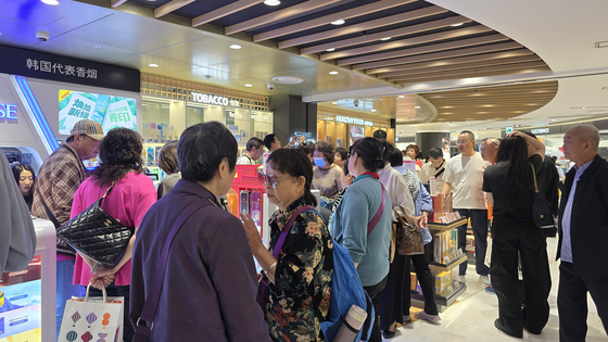 29日、ソウルのロッテ免税店を訪れた中国人団体観光客が売り場の免税品を見ている。ノ・ユリム記者