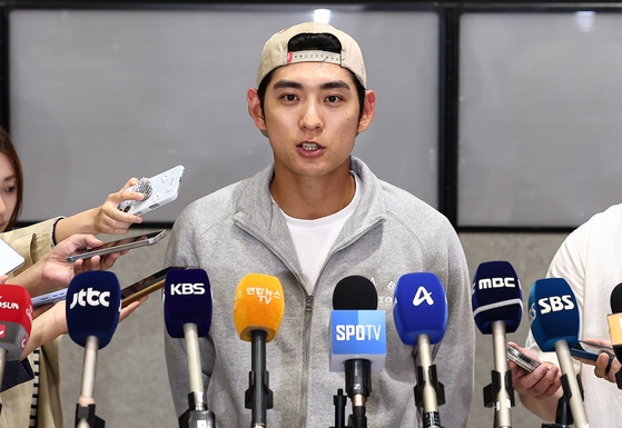 仁川国際空港入国場でメジャーリーグ2年目にフルタイムを消化した所感を語った李政厚（イ・ジョンフ） ［ニュース1］