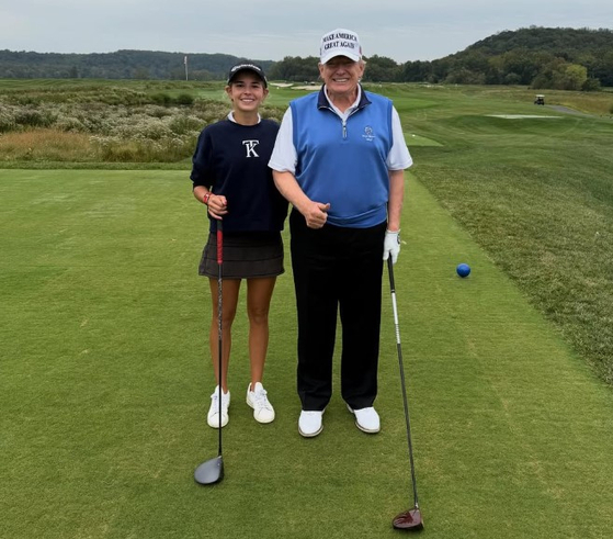 ドナルド・トランプ米大統領と孫娘のカイさん。［SNS キャプチャー］