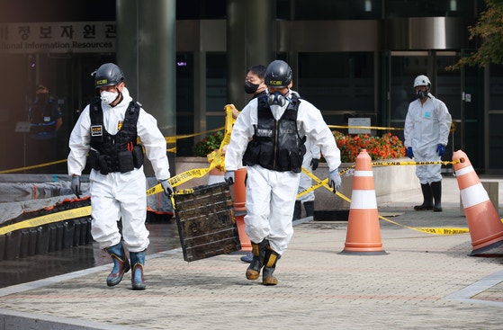 火災発生4日後の30日午前、大田市儒城区（テジョンシ・ユソング）国家情報資源管理院から合同鑑識班が精密鑑識のためにリチウムイオンバッテリーを運んでいる。　［聯合ニュース］