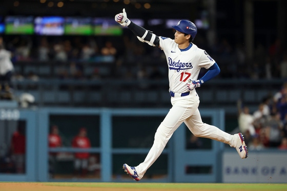シンシナティとのNLワイルドカードシリーズ第1戦の6回、この日2本目となる本塁打を放った大谷翔平 ［EPA＝聯合ニュース］