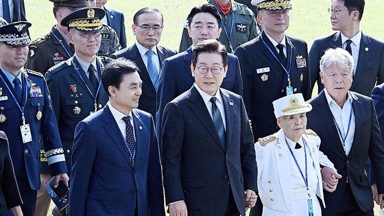 李在明大統領が1日、忠清南道の鶏竜台で開かれた国軍の日行事に入場している。参戦有功者ら国民代表7人が同時に入場した。［写真 大統領室写真記者団］