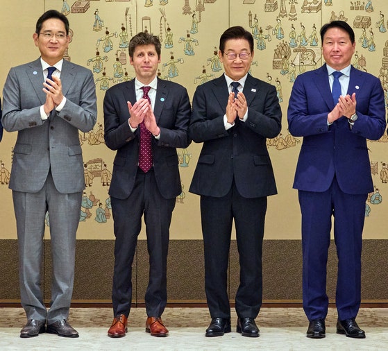 李在明大統領が1日、オープンAIのサム・アルトマンCEOと会い、「AI大転換」に関し意見を交わした。左からサムスン電子の李在鎔会長、アルトマンCEO、李大統領、SKの崔泰源会長。アルトマンCEOはこの日SKとサムスン電子を訪問しスターゲートプロジェクトへの協力を議論した。［写真 大統領室］