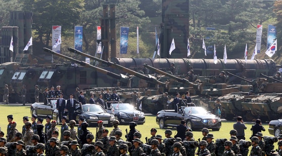 韓国の李在明（イ・ジェミョン）大統領が10月1日、忠清南道鶏竜台（チュンチョンナムド・ケリョンデ）大閲兵場で行われた建軍77周年国軍の日記念行事で、閲兵車両（右の車両）に乗り、ミサイル「玄武（ヒョンム）－5」、K－9自走砲などを閲兵している。［写真 大統領室写真記者団］