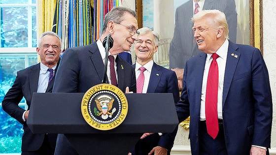 トランプ米大統領（右）が先月30日にホワイトハウスでファイザーのアルバート・ブーラ最高経営責任者（左から2人目）と対話している。［写真 ロイター＝聯合ニュース］