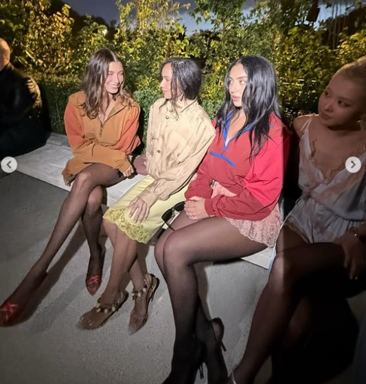   チャーリー・XCXが公開した、BLACKPINK（ブラックピンク）ロゼだけが黒く影になった写真。［インスタグラム キャプチャー］