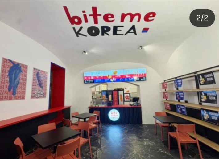 旭日旗の壁画と日本風インテリアを除去したルーマニアの韓国食堂 ［写真 sns］