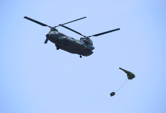2024年10月21～23日、護国訓練の一環で戦時輸送手段多角化および作戦持続支援能力向上のための連合・合同空中再補給訓練が実施された。写真は空中から貨物を投下するCH－47航空機。 ［写真 合同参謀本部＝ニュース1］