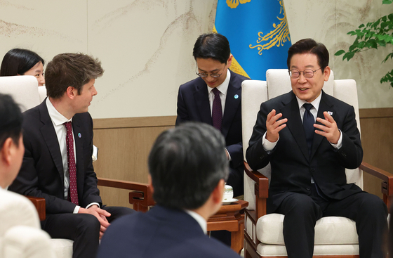 李在明大統領が1日、大統領室でオープンAIのサム・アルトマン代表、サムスン電子の李在鎔会長、SKグループの崔泰源会長らとAI協力拡大案について言葉を交わしている。［写真 聯合ニュース］