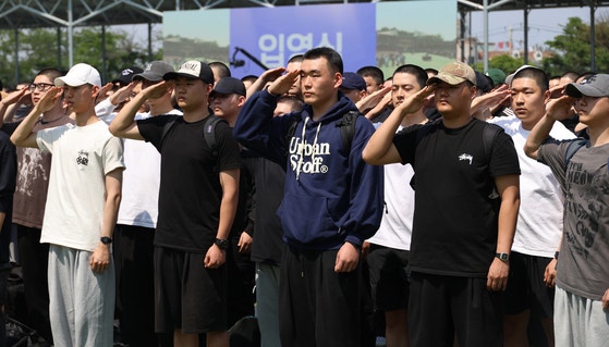 5月、忠清南道論山市（ノンサンシ）の陸軍訓練所で入営する将兵が親に敬礼している。［聯合ニュース］