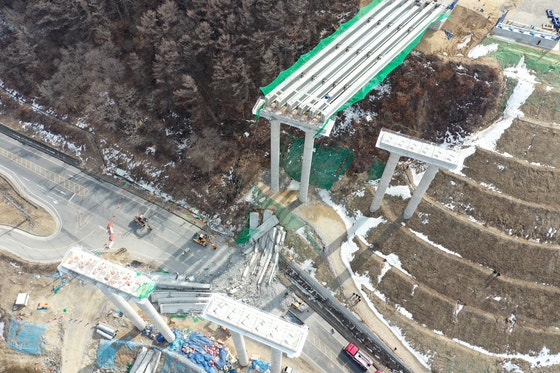 今年2月、京畿道安城市瑞雲面（キョンギド・アンソンシ・ソウンミョン）のソウル―世宗（セジョン）高速道路の橋梁建設現場で崩落した橋の様子。［写真 ニュース1］