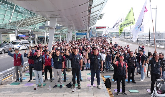 民主労総公共輸送労組仁川空港地域支部会員らが2日に仁川国際空港第1旅客ターミナルで開かれたスト決起大会でスローガンを叫んでいる。［写真 ニュース1］