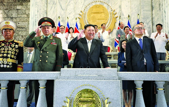 2023年7月27日に平壌で行われた戦勝節軍事パレードの様子。北朝鮮の金正恩国務委員長は中国とロシアの代表団とともに主席壇に位置した。［写真 ニュース1］