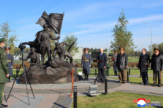 ロシアを訪問した北朝鮮の努光鉄（ノ・グァンチョル）国防相が1日（現地時間）、ベロウソフ国防相と会い、ロシアに対する北朝鮮の全面的支持を表明した。努国防相とベロウソフ国防相はこの日、モスクワ州で行われた北朝鮮軍献呈銅像の除幕式に出席した。 ［朝鮮中央通信、聯合ニュース］
