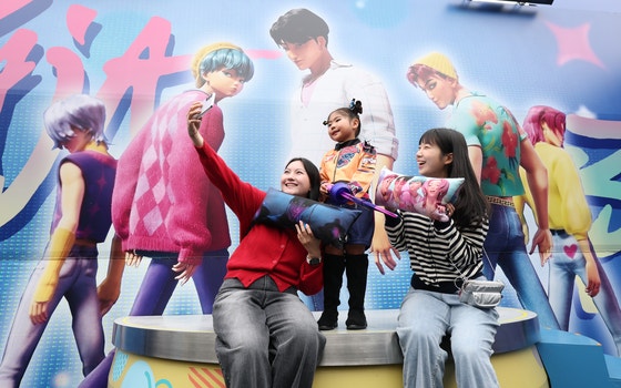 9月30日、京畿道竜仁市処仁区（キョンギド・ヨンインシ・チョイング）エバーランドの『KPOPガールズ! デーモン・ハンターズ』テーマゾーンで、来場客が同アニメの登場人物「Saja Boys（サジャボーイズ）」フォトゾーンで写真を撮っている。［写真　ニュース1］