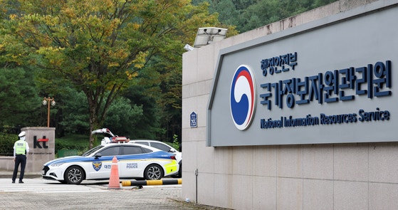 韓国国家情報資源管理院火災の原因を捜査中の警察が、2日午前9時から大田（テジョン）管理院と今回の火災に関連した大田地域の3つの業者など計4カ所に対して家宅捜索を行った。国家情報資源管理院の前に警察の車両が止まっている。［写真 ニュース1］