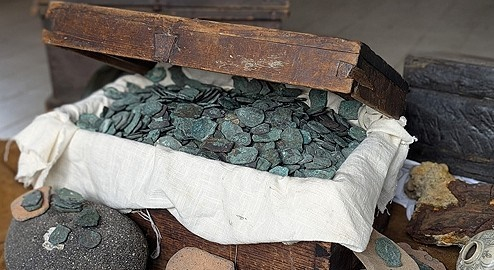フロリダの海岸で発見された金貨と銀貨。［写真 AP＝聯合ニュース］