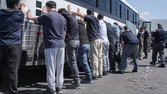 米国移民・関税執行局（ICE）および国土安全保障捜査局（HSI）所属の捜査官らが、9月4日（現地時間）、現代（ヒョンデ）自動車とLGエナジーソリューションがジョージア州サバンナで共同建設中のバッテリー工場で、現場職員たちの体や足を手錠と鎖で拘束している様子。［写真　ICE動画キャプチャー］