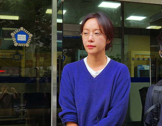 取材陣の質問に答える韓国女優ファン・ジョンウム。［写真　ニュース1］