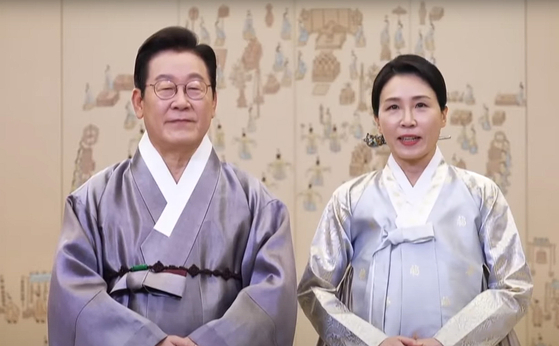 秋夕（チュソク、中秋）の映像メッセージを伝える李在明（イ・ジェミョン）大統領と金恵景（キム・ヘギョン）夫人。［写真 聯合ニュース］