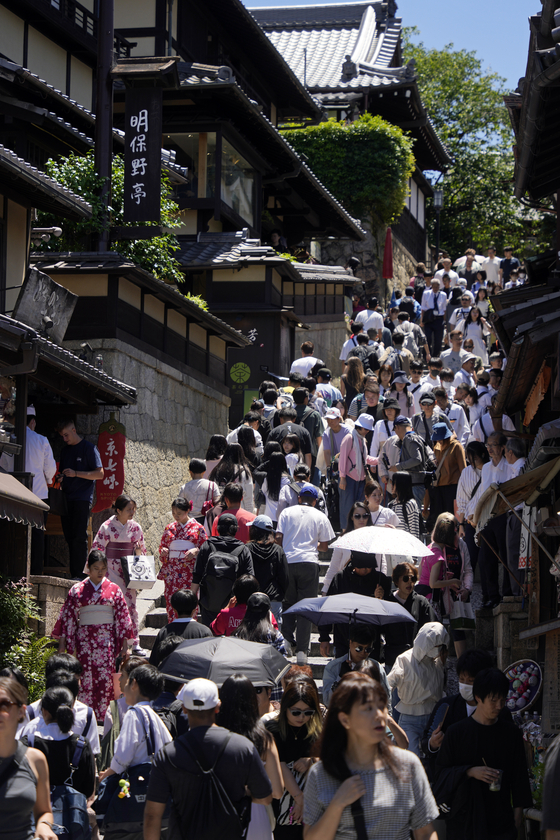   観光客で混みあう清水寺に続く通り。［写真 EPA＝聯合ニュース］