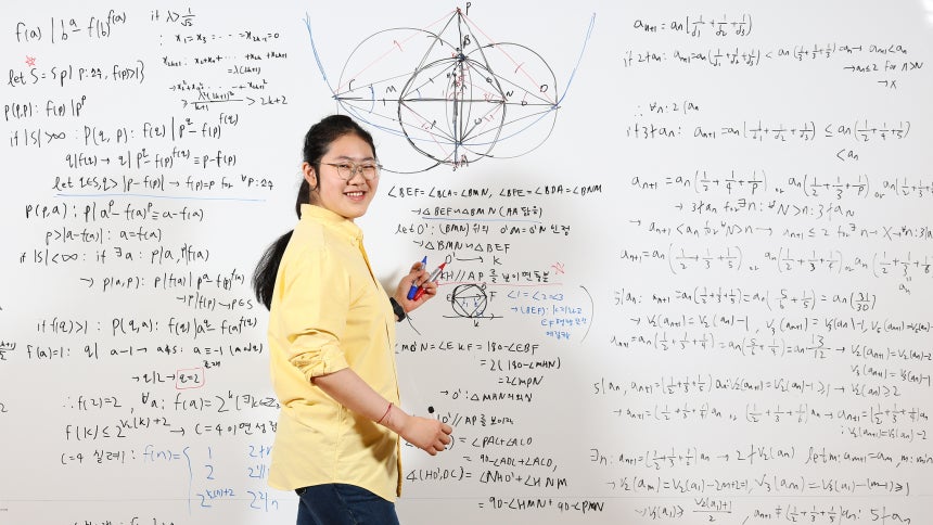 国際数学オリンピックで韓国最年少で金メダルを獲得したユン・ヘウォンさん。キム・ヒョンドン記者