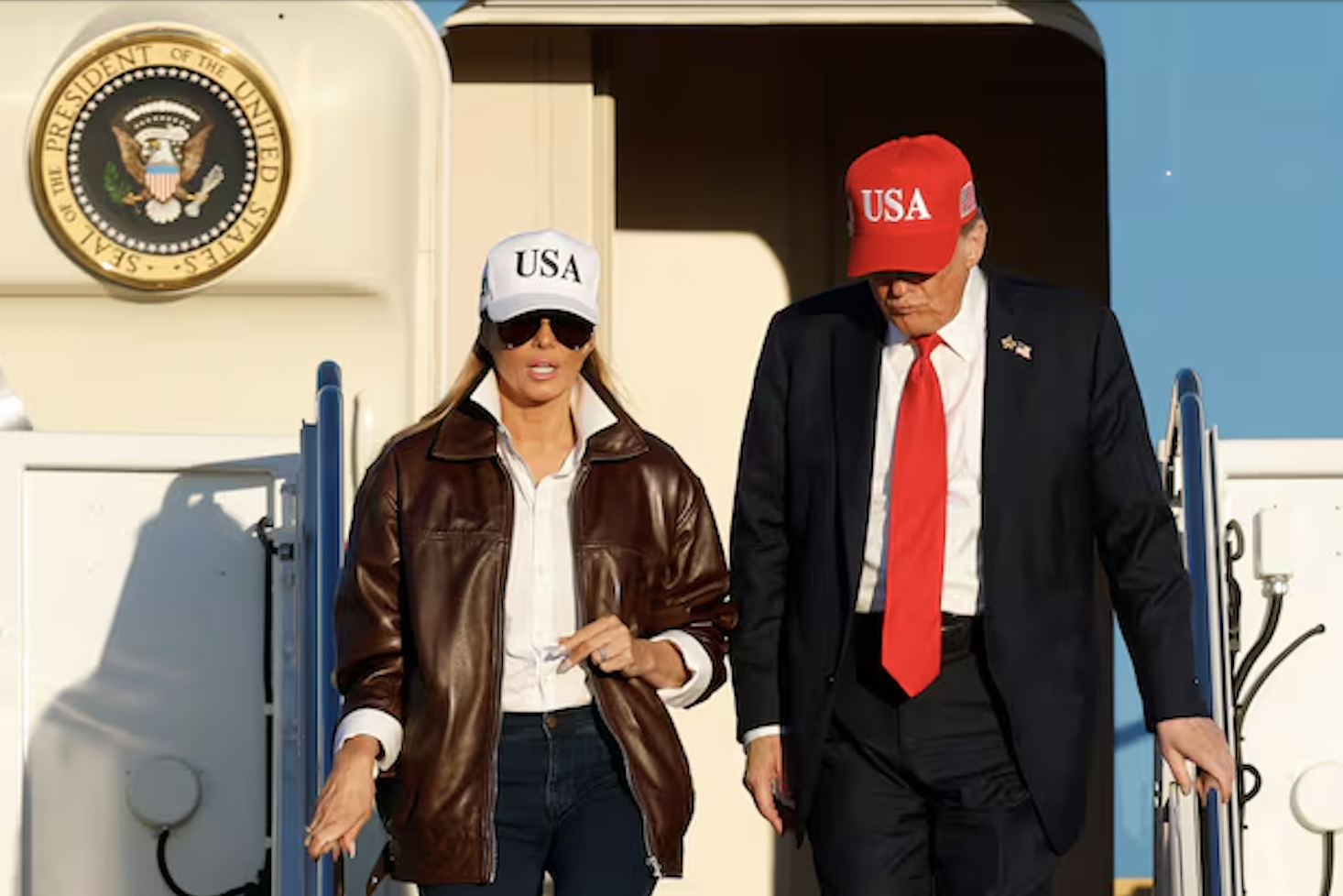 ドナルド・トランプ大統領（右）とメラニア夫人が5日、米国バージニア州ノーフォークで開かれた米海軍創建250周年記念式に出席している。［写真 AP聯合ニュース］