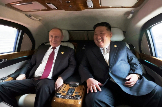 先月、中国の戦勝節記念行事で会った金正恩国務委員長（右）とプーチン大統領 ［朝鮮中央通信＝ニュース1］