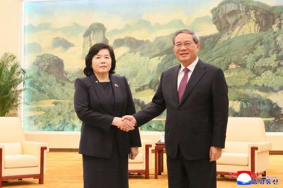 先月29日、中国北京人民大会堂で崔善姫（チェ・ソンヒ）外相（左）に会った中国の李強首相 ［朝鮮中央通信ホームページ キャプチャー］