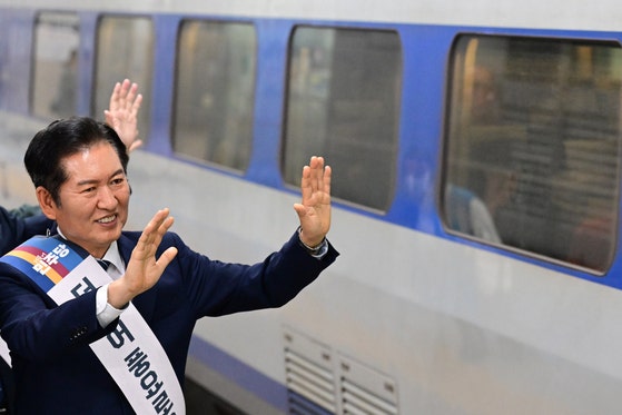 鄭清来（チョン・チョンレ）共に民主党代表が2日、ソウル竜山（ヨンサン）駅で秋夕連休を迎えて帰省する市民に手を振っている。 イム・ヒョンドン記者