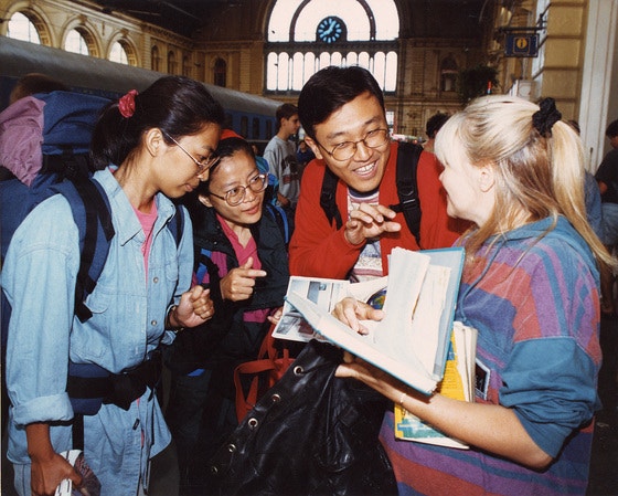 1989年にパスポート発給に年齢制限が消え、大学生のバックパック旅行が本格化した。 ［中央フォト］