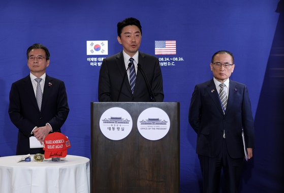 韓国大統領室の姜勲植（カン・フンシク）秘書室長（中央）と魏聖洛（ウィ・ソンラク）国家安保室長（右）、金容範（キム・ヨンボム）政策室長が、8月25日夜（現地時間）、米国ワシントンのホテルで韓米首脳会談に関するブリーフィングを行っている。キム・ヒョンドン記者