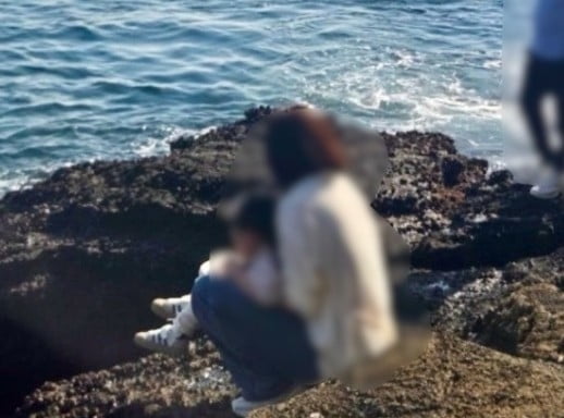   子どもに排泄をさせる中国人観光客の様子。［写真 オンラインコミュニティ］