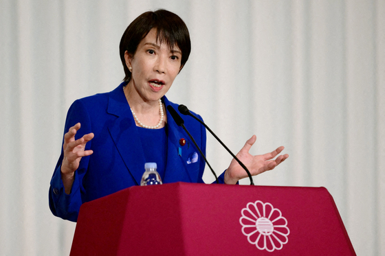 4日、自民党総裁選挙で勝利した高市早苗新総裁が自民党本部で記者会見している。 ［ロイター＝聯合ニュース］