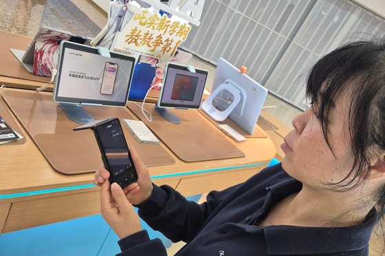9月9月、中国昆明市のAI教科書店の店員がAI翻訳機を使って記者と会話している。パク・ヒョンジュン記者